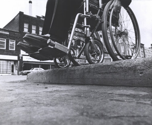 مناسب سازی فضای شهری برای معلولین جسمی